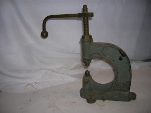 Macchina per occhielli (1900 - 1930)